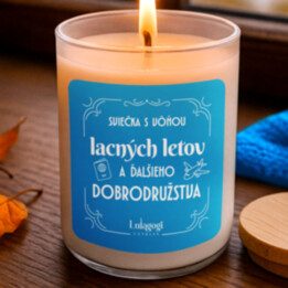 Sviečka s vôňou lacných letov a ďalšieho dobrodružstva – vonná sviečka ako darček