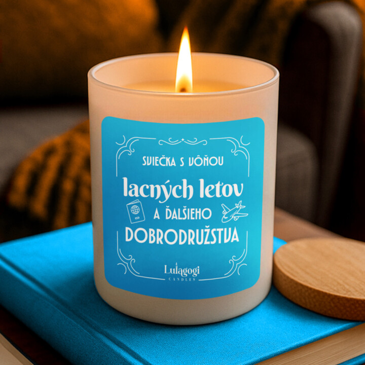 Sviečka s vôňou lacných letov a ďalšieho dobrodružstva – vonná sviečka ako darček