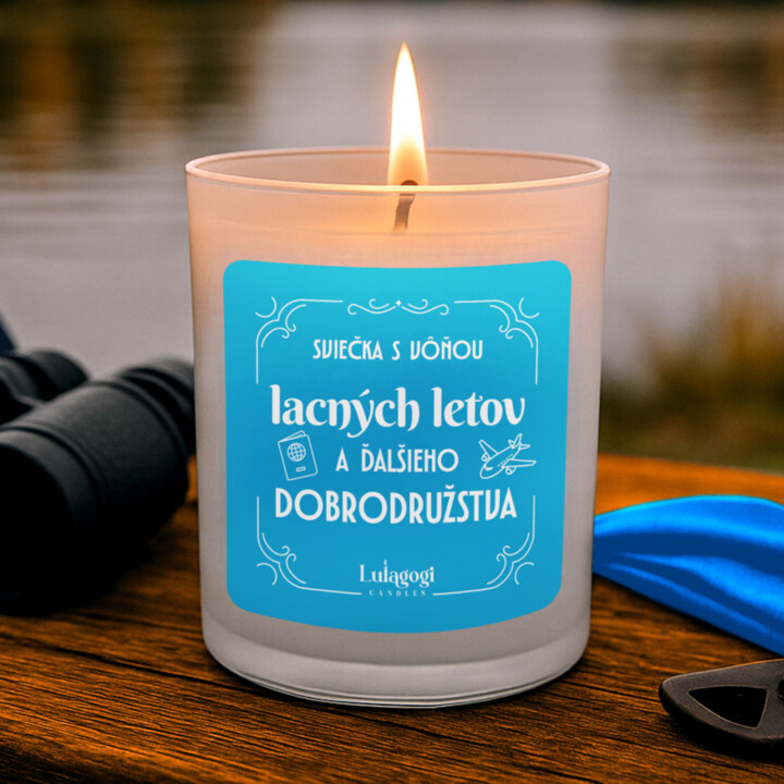 Sviečka s vôňou lacných letov a ďalšieho dobrodružstva – vonná sviečka ako darček