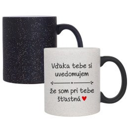 Vďaka tebe si uvedomujem, že som pri tebe šťastná - magický trblietavý hrnček s potlačou