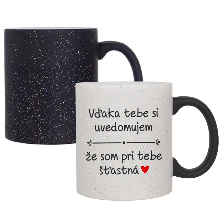 Vďaka tebe si uvedomujem, že som pri tebe šťastná - magický trblietavý hrnček s potlačou