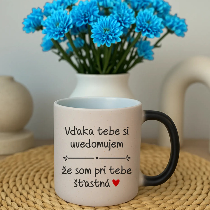 Vďaka tebe si uvedomujem, že som pri tebe šťastná - magický trblietavý hrnček s potlačou