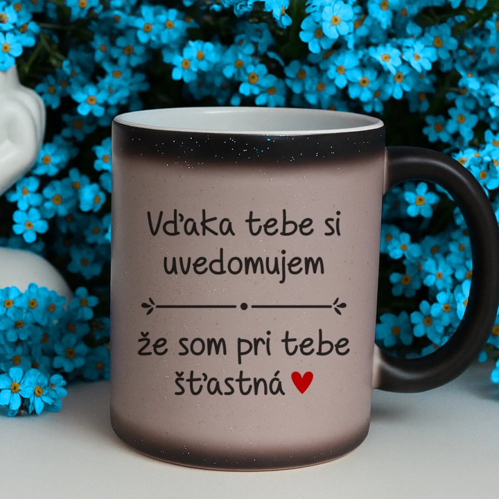 Vďaka tebe si uvedomujem, že som pri tebe šťastná - magický trblietavý hrnček s potlačou