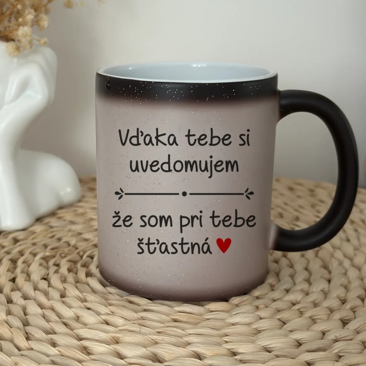 Vďaka tebe si uvedomujem, že som pri tebe šťastná - magický trblietavý hrnček s potlačou