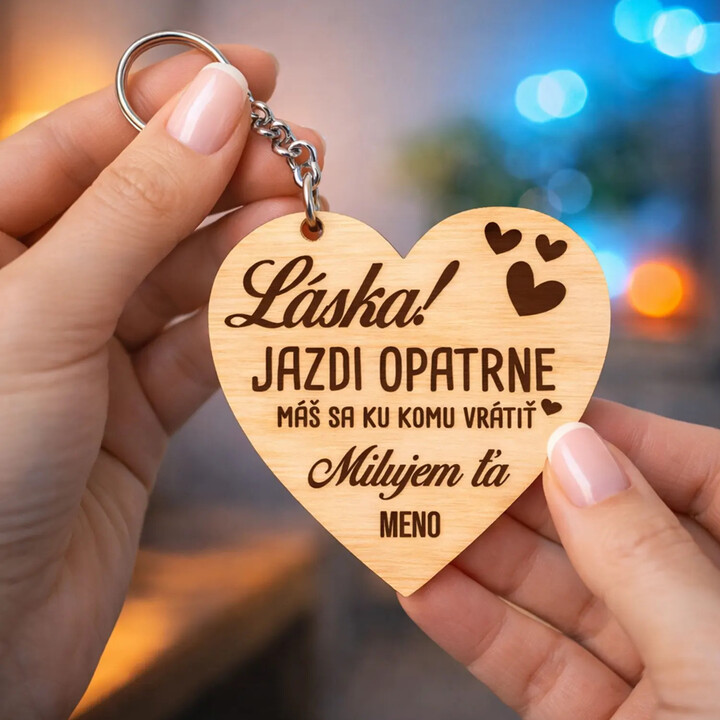 Láska! Jazdi opatrne - drevený prívesok na kľúče s gravírovaním - personalizovaný produkt