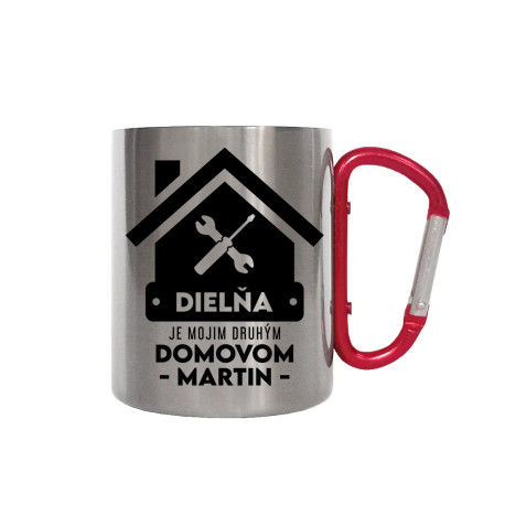 Dielňa je mojim druhým domovom (meno) - kovový hrnček s karabínkou - personalizovaný produkt