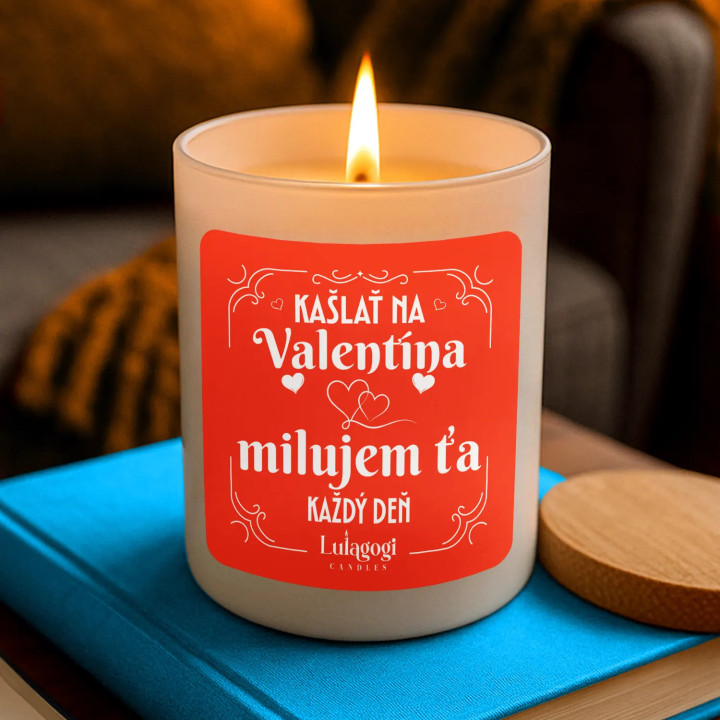 Kašlať na Valentína, milujem ťa každý deň – vonná sviečka ako darček