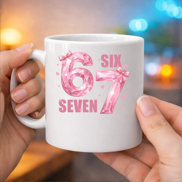 Six seven - 67 - ružová verzia - keramický hrnček s potlačou
