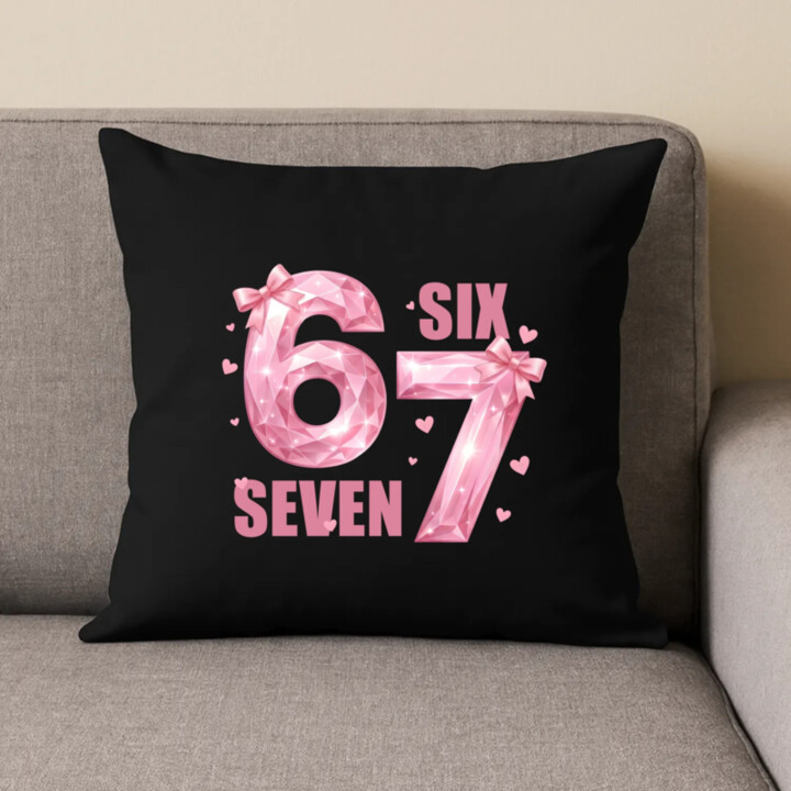 Six seven - 67 - ružová verzia - čierny vankúš s potlačou