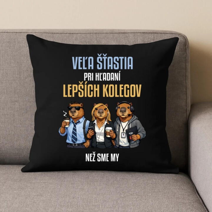 Veľa šťastia pri hľadaní lepších kolegov - čierny vankúš s potlačou