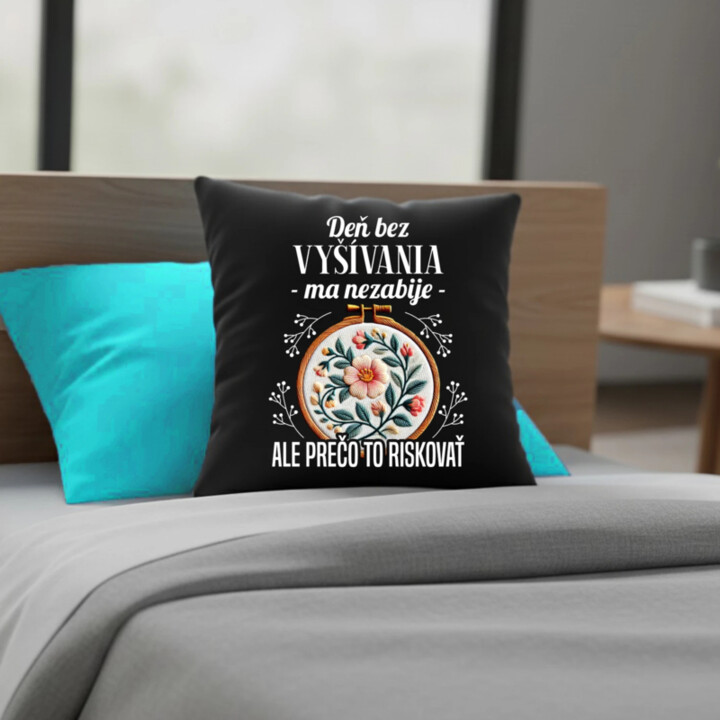 Deň bez vyšívania ma nezabije, ale prečo to riskovať - čierny vankúš s potlačou
