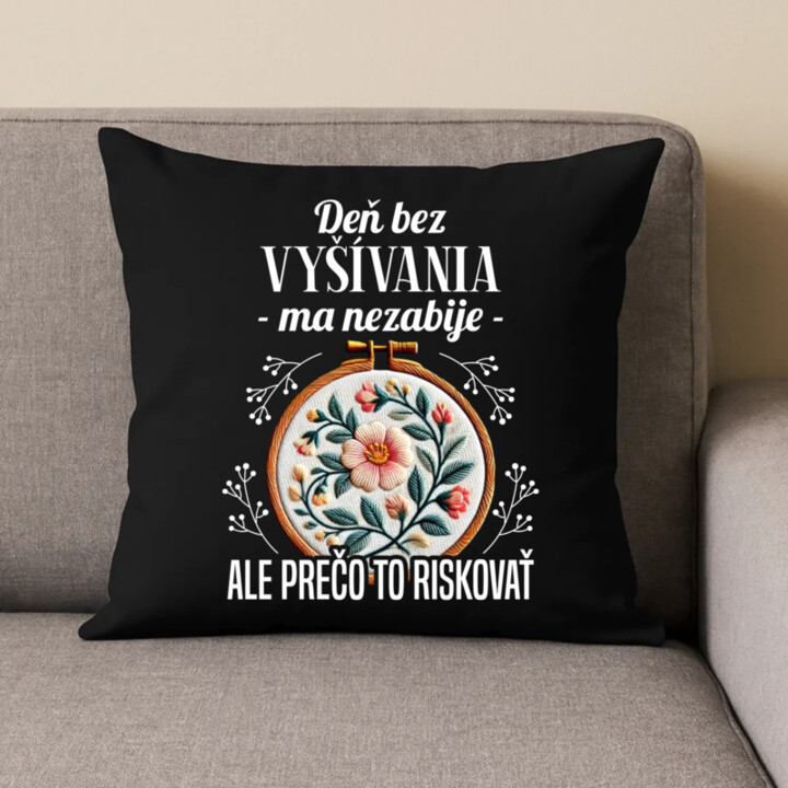 Deň bez vyšívania ma nezabije, ale prečo to riskovať - čierny vankúš s potlačou
