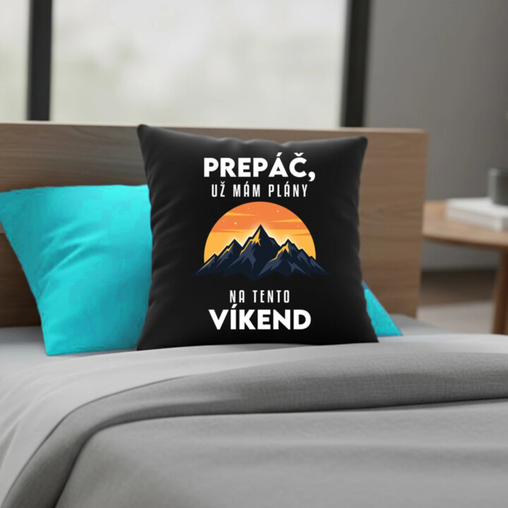 Prepáč, už mám plány na tento víkend - hory - čierny vankúš s potlačou