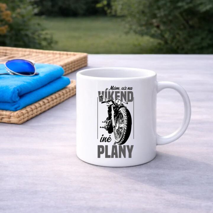 Mám, už na víkend iné plány - keramický hrnček s potlačou