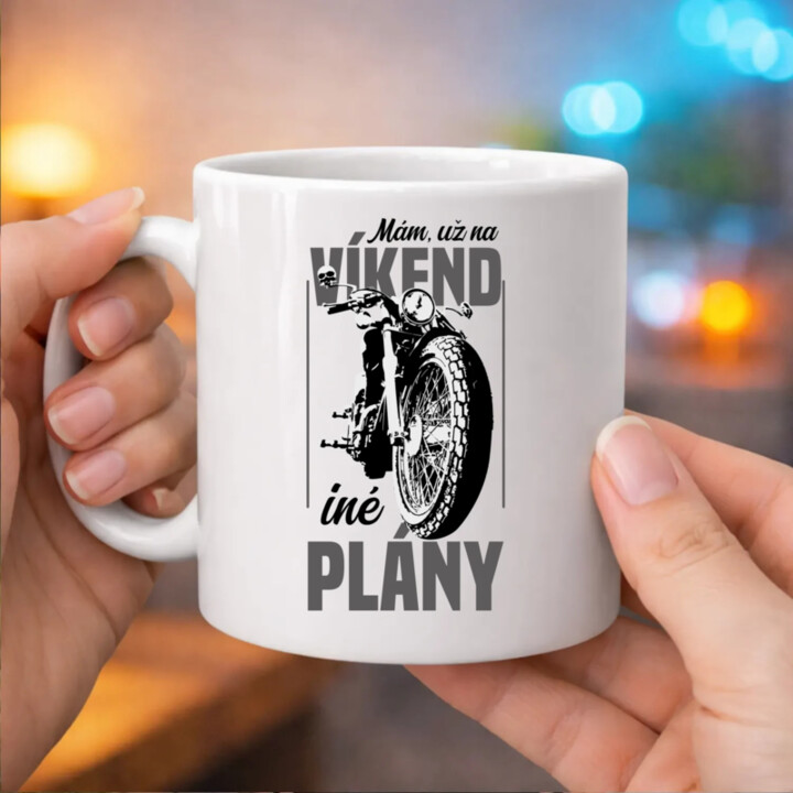 Mám, už na víkend iné plány - keramický hrnček s potlačou
