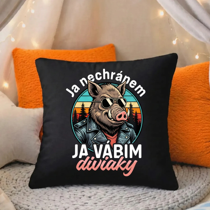 Ja nechrápem, ja vábim diviaky - čierny vankúš s potlačou