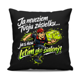 Ja neveziem tvoju zásielku… ja s ňou letím ako šialený! - čierny vankúš s potlačou