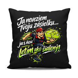 Ja neveziem tvoju zásielku… ja s ňou letím ako šialený! - čierny vankúš s potlačou
