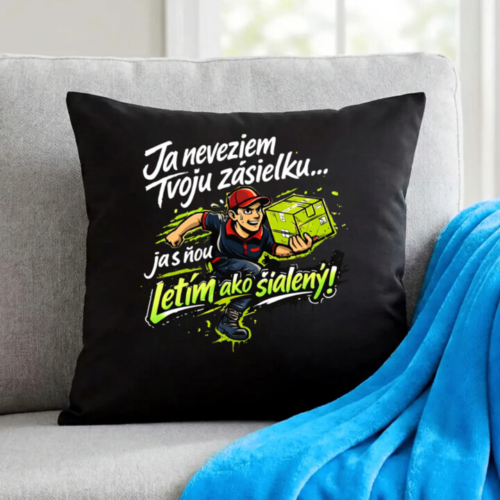Ja neveziem tvoju zásielku… ja s ňou letím ako šialený! - čierny vankúš s potlačou