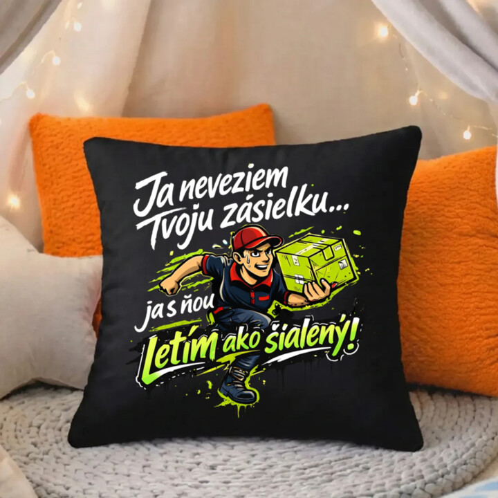 Ja neveziem tvoju zásielku… ja s ňou letím ako šialený! - čierny vankúš s potlačou