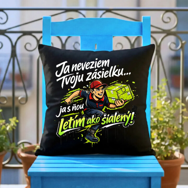 Ja neveziem tvoju zásielku… ja s ňou letím ako šialený! - čierny vankúš s potlačou
