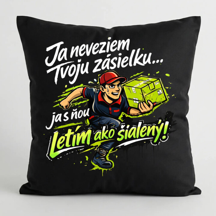 Ja neveziem tvoju zásielku… ja s ňou letím ako šialený! - čierny vankúš s potlačou