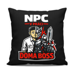NPC v práci, doma boss - čierny vankúš s potlačou