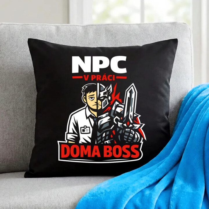NPC v práci, doma boss - čierny vankúš s potlačou