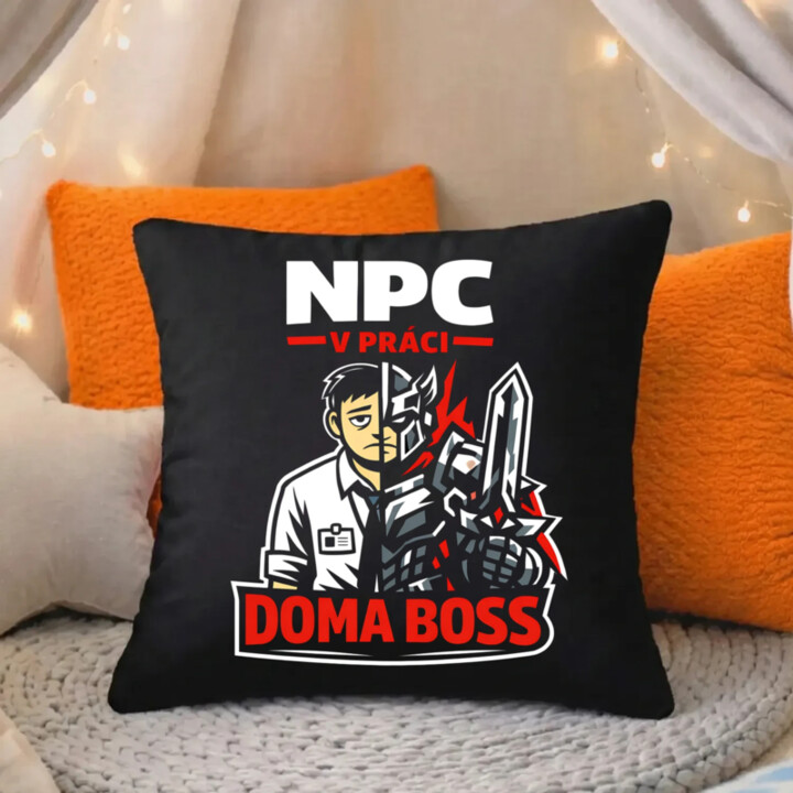 NPC v práci, doma boss - čierny vankúš s potlačou