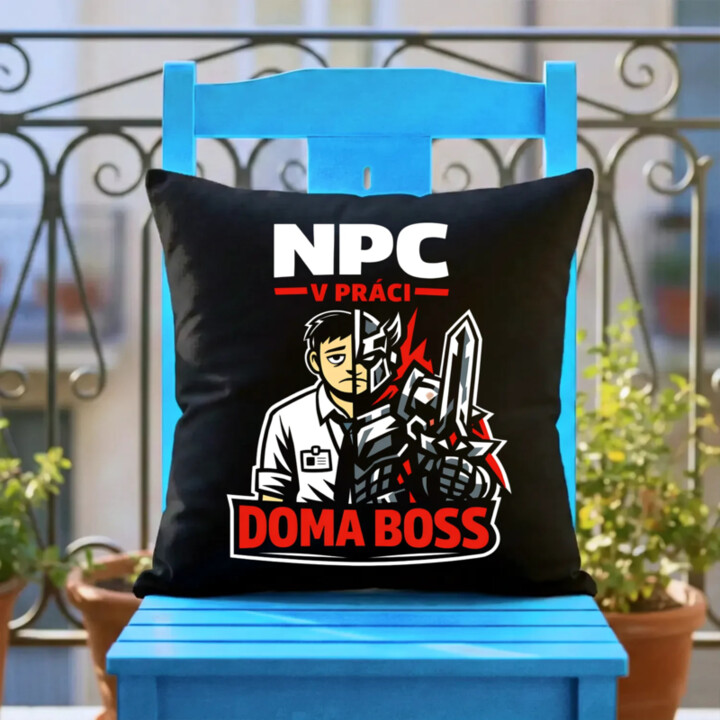 NPC v práci, doma boss - čierny vankúš s potlačou