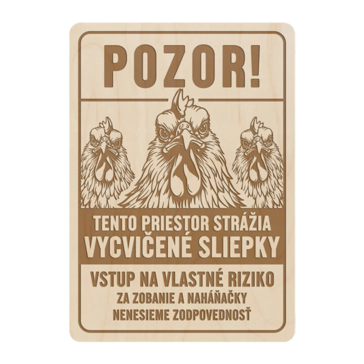 Pozor! Tento priestor strážia vycvičené sliepky - drevená tabuľka s gravírovaním