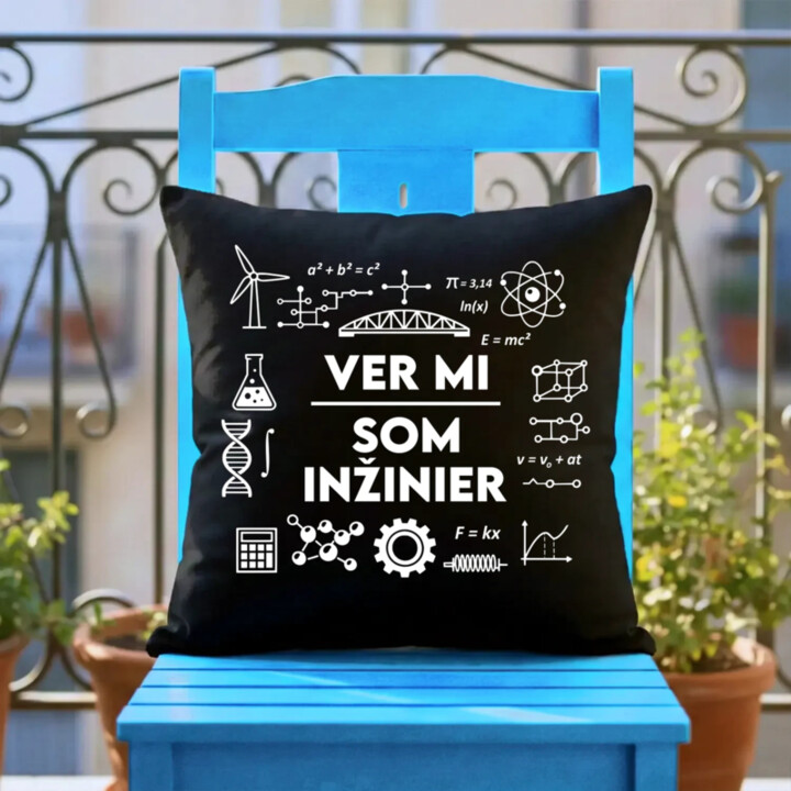Ver mi, som inžinier - čierny vankúš s potlačou