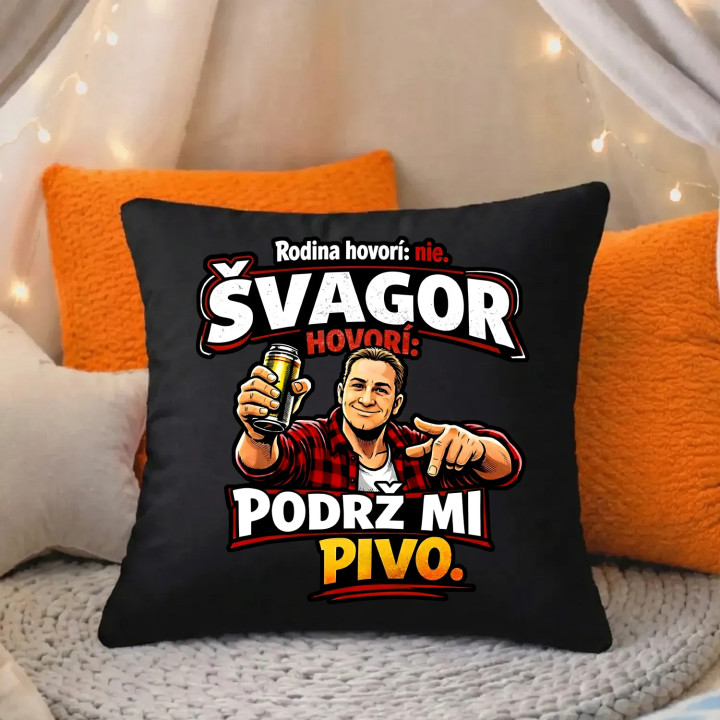 Rodina hovorí: nie. Švagor hovorí: podrž mi pivo - čierny vankúš s potlačou