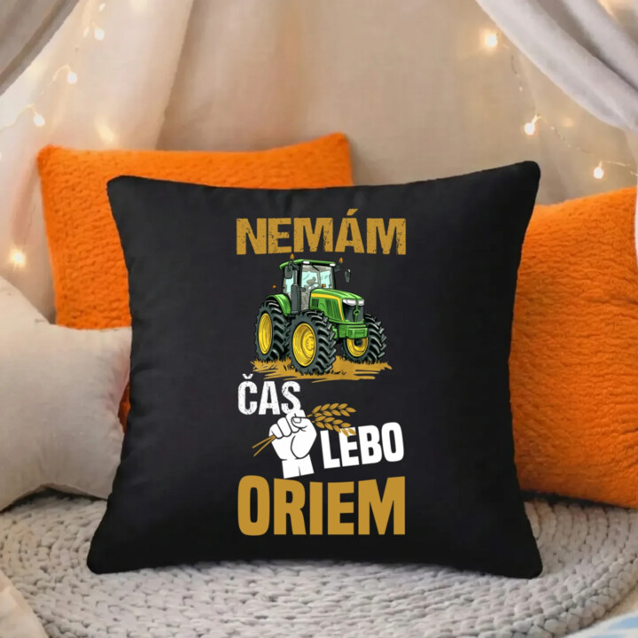 Nemám čas, lebo oriem - čierny vankúš s potlačou