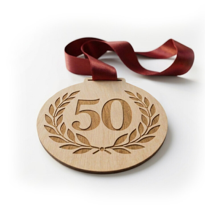 50 narodeniny - drevená medaila s gravírovaním