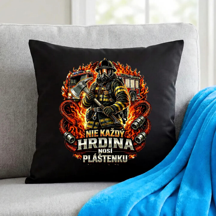 Nie každý hrdina nosí pláštenku - Hasič - čierny vankúš s potlačou