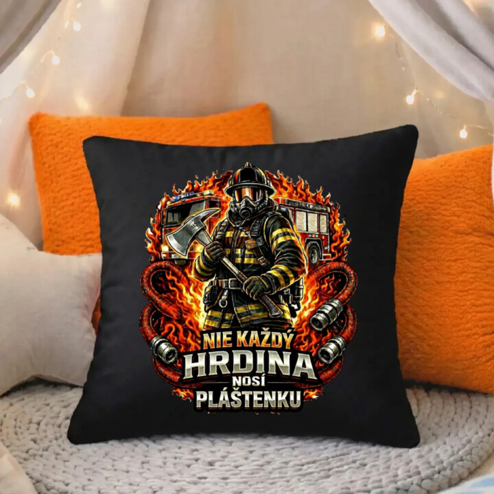 Nie každý hrdina nosí pláštenku - Hasič - čierny vankúš s potlačou