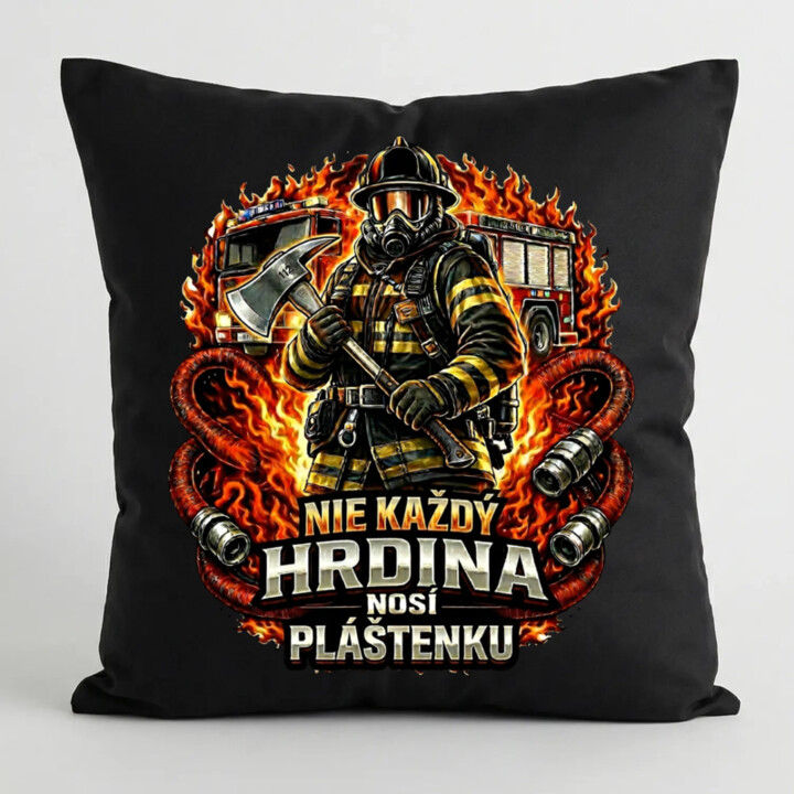 Nie každý hrdina nosí pláštenku - Hasič - čierny vankúš s potlačou