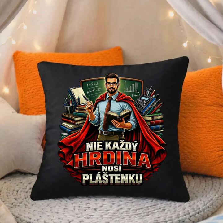 Nie každý hrdina nosí pláštenku - učiteľ  - čierny vankúš s potlačou