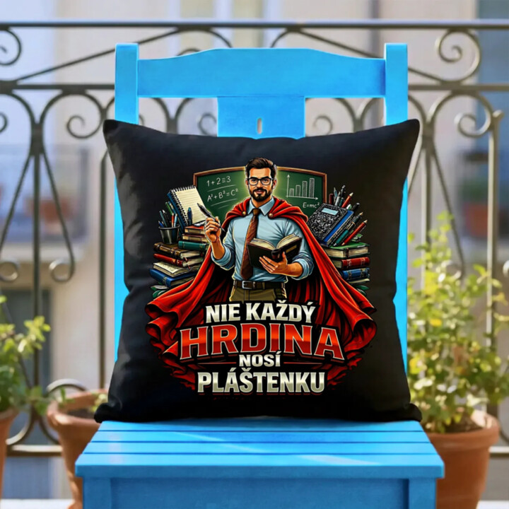 Nie každý hrdina nosí pláštenku - učiteľ  - čierny vankúš s potlačou