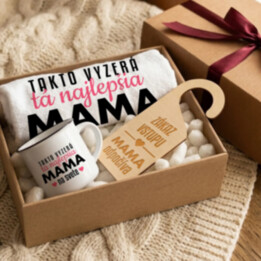 Darčeková sada pre mamu - mama odpočíva - uterák, hrnček a drevená záveska