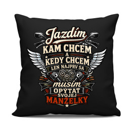 Jazdím, kam chcem a kedy chcem, len najprv sa musím opýtať svojej manželky. - čierny vankúš s potlačou