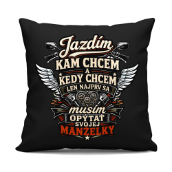 Jazdím, kam chcem a kedy chcem, len najprv sa musím opýtať svojej manželky. - čierny vankúš s potlačou