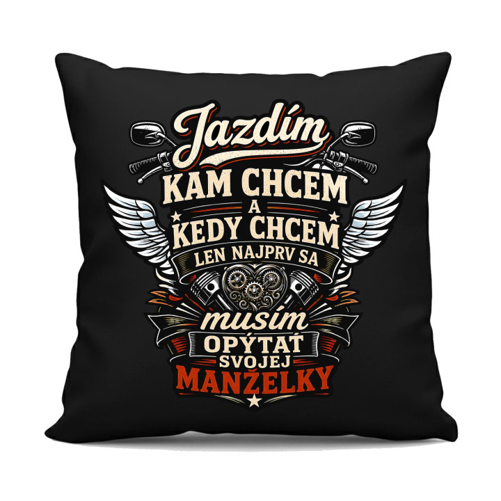 Jazdím, kam chcem a kedy chcem, len najprv sa musím opýtať svojej manželky. - čierny vankúš s potlačou