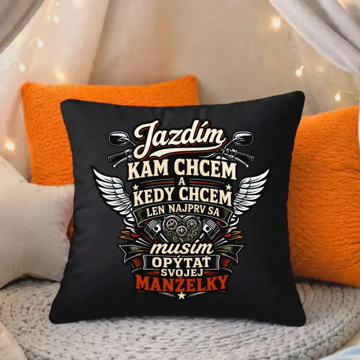 Jazdím, kam chcem a kedy chcem, len najprv sa musím opýtať svojej manželky. - čierny vankúš s potlačou