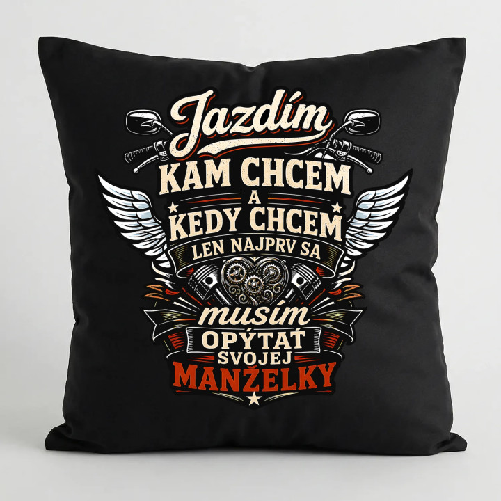 Jazdím, kam chcem a kedy chcem, len najprv sa musím opýtať svojej manželky. - čierny vankúš s potlačou