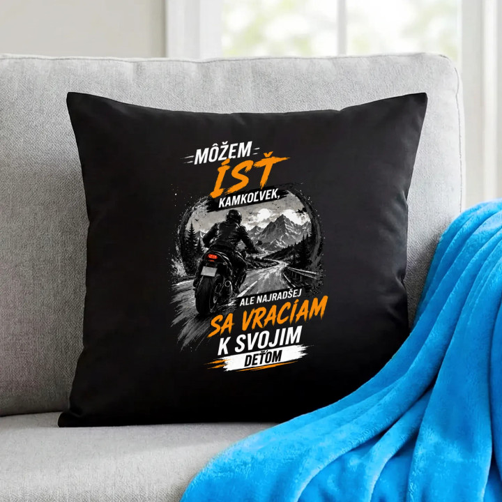 Môžem ísť kamkoľvek, ale najradšej sa vraciam k svojim deťom - čierny vankúš s potlačou
