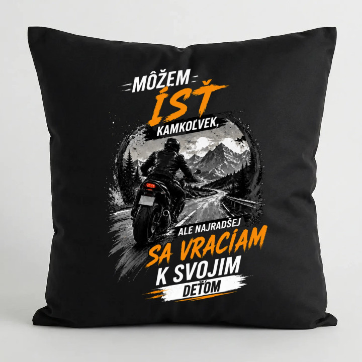 Môžem ísť kamkoľvek, ale najradšej sa vraciam k svojim deťom - čierny vankúš s potlačou