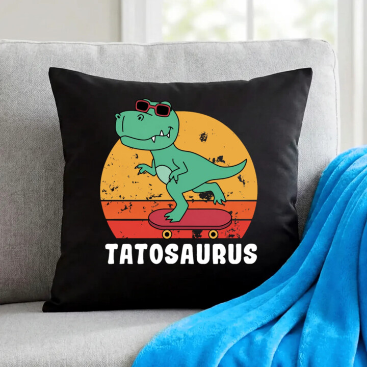 Tatosaurus - čierny vankúš s potlačou