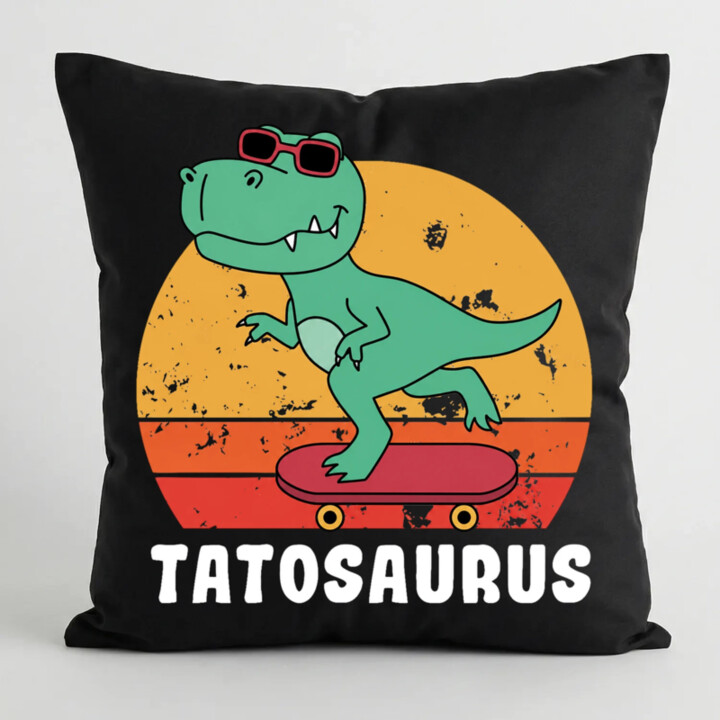 Tatosaurus - čierny vankúš s potlačou
